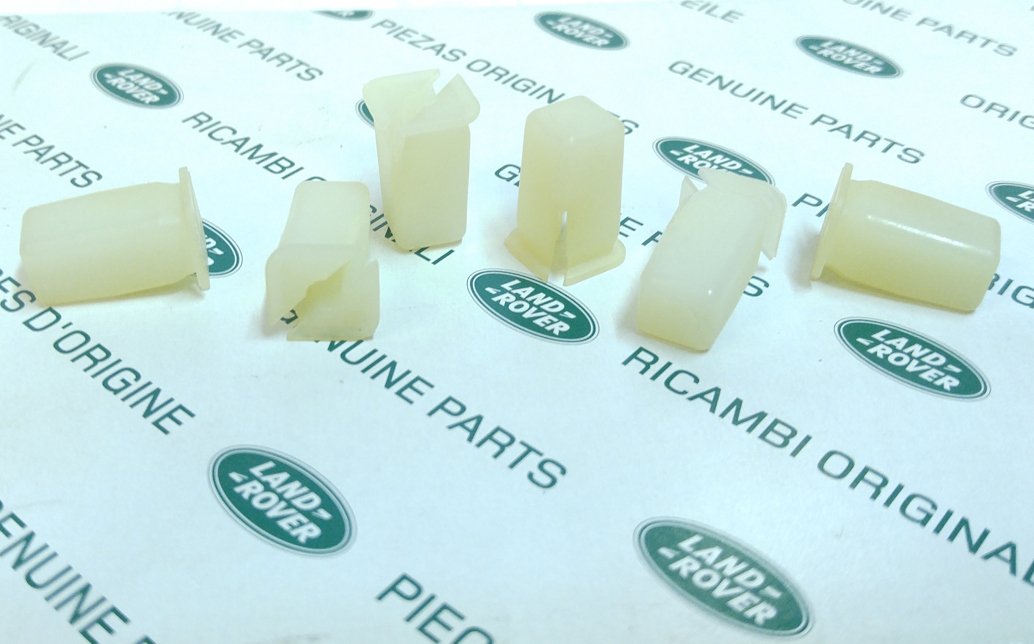 Пистон крепления решётки радиатора (CZA4705L||LAND ROVER)
